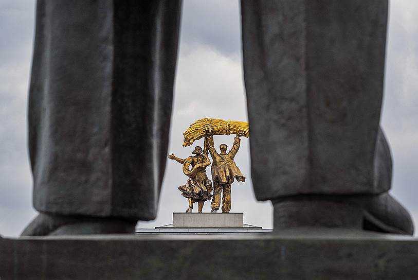 Москва. Скульптура «Тракторист и колхозница» со стороны памятника Ленину на ВДНХ