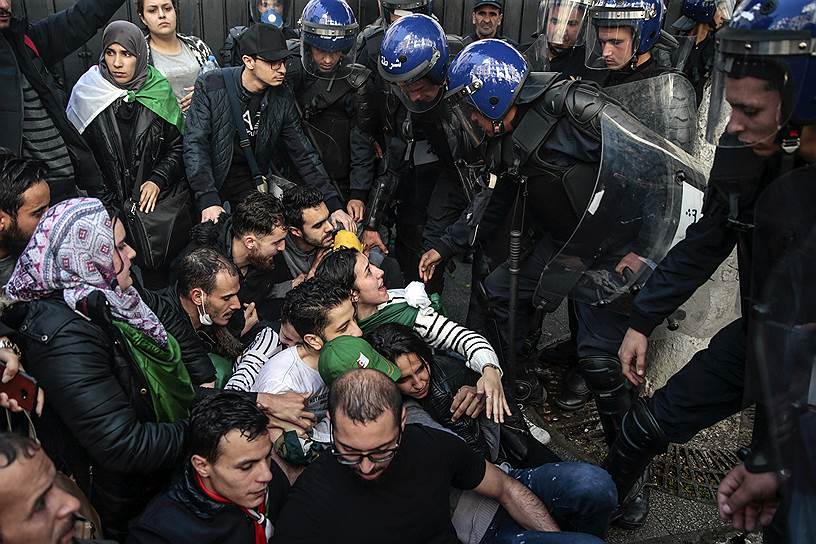 Алжир, Алжир. Полиция разгоняет студентов-демонстрантов