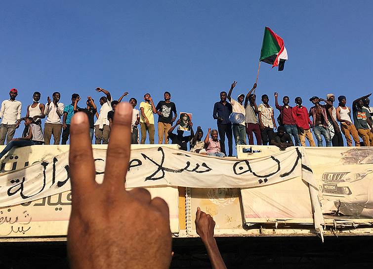 Хартум, Судан. Местные жители требуют отставки президента Омара аль-Башира