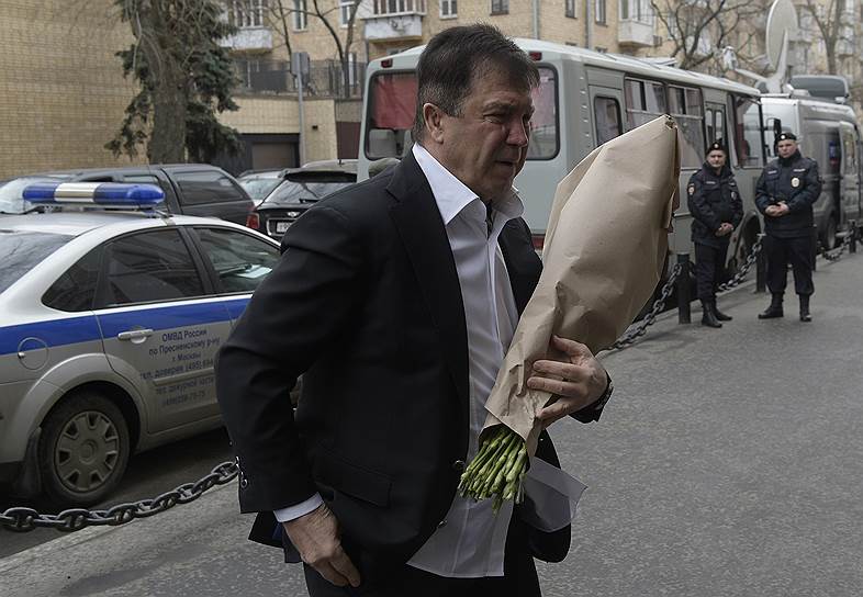 Бизнесмен Анзори Аксентьев перед началом церемонии прощания