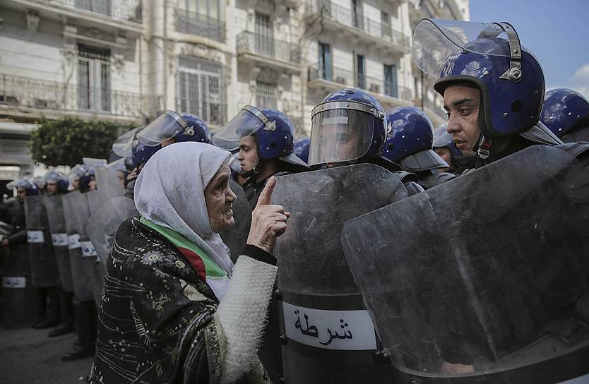 Алжир, Алжир. Пожилая женщина перед полицейскими на демонстрации 
