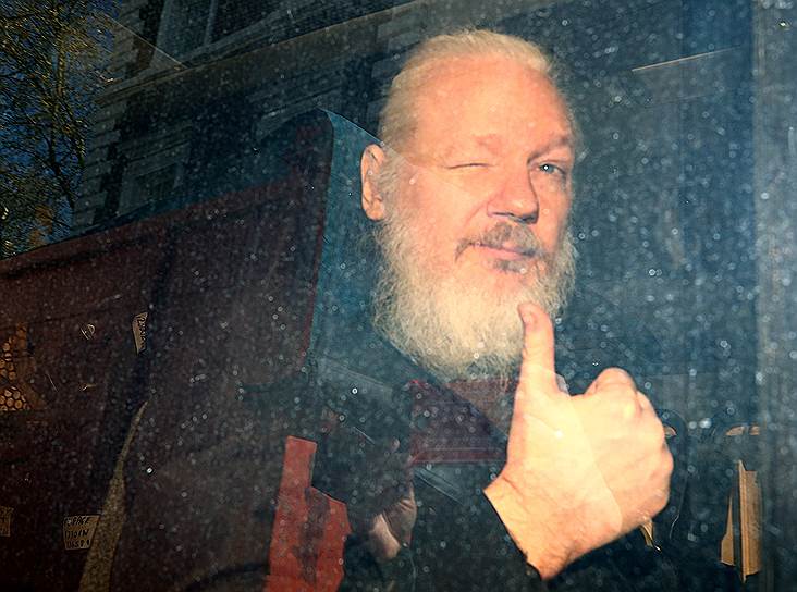 Лондон, Великобритания. Основатель WikiLeaks Джулиан Ассанж прибыл в суд после ареста