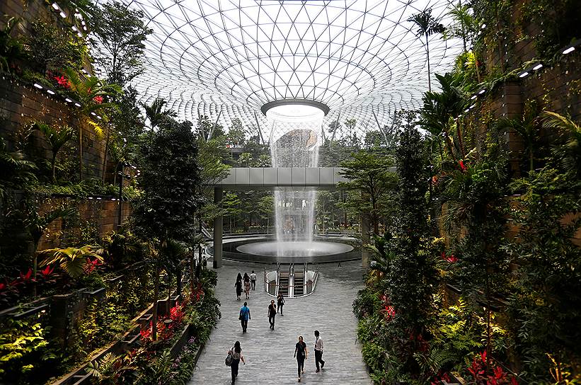 Аэропорт Чанги, Сингапур. Крупнейший в мире водопад в закрытом помещении