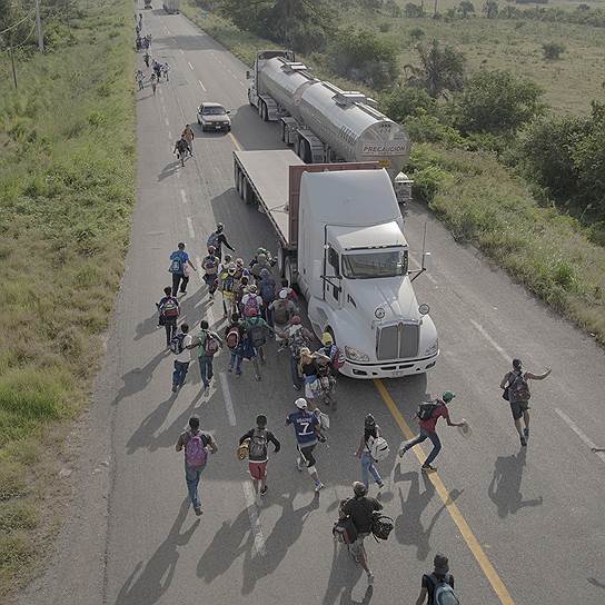 Лучшим фоторепортажем года стала история Питера Тен Хупена, снявшего караван мигрантов, движущийся из Гондураса к границе Мексики и США
