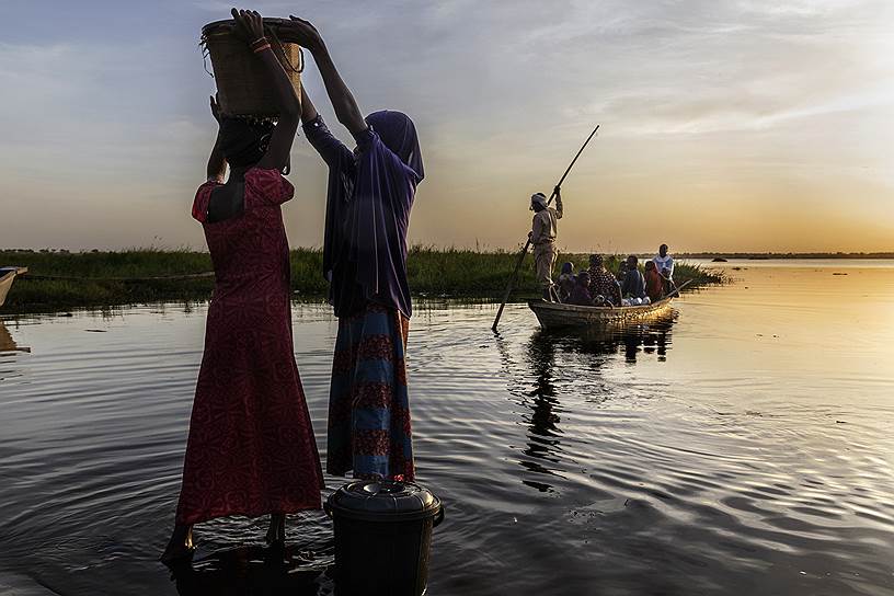 Первое место за серию фотографий в рубрике «Окружающая среда» взял Марко Гуалаццини. Его история посвящена беженцам на озере Чад