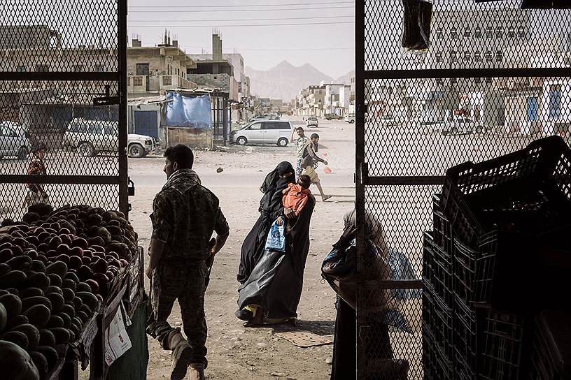 За серию снимков о жизни при «Аль-Каиде» в йеменской деревне первый приз в рубрике «Главные новости» взял Ренцо Туньоли