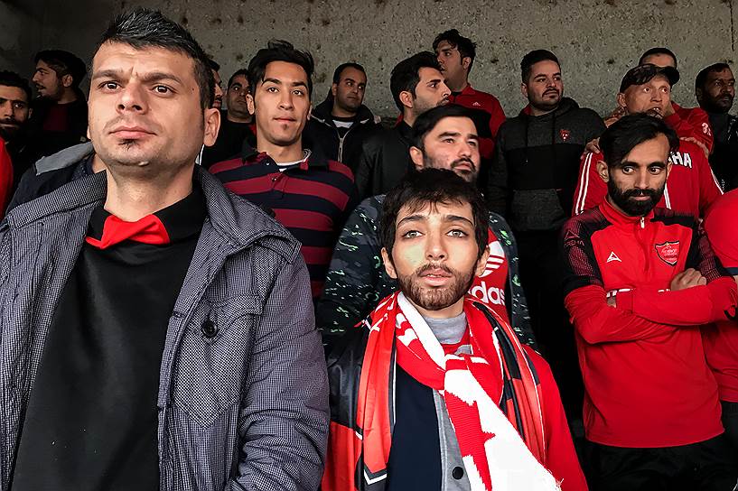 За серию снимков в категории «Спорт» премию получил Форук Алайе, запечатлевший переодетую в мужчину женщину на футбольном матче в Иране