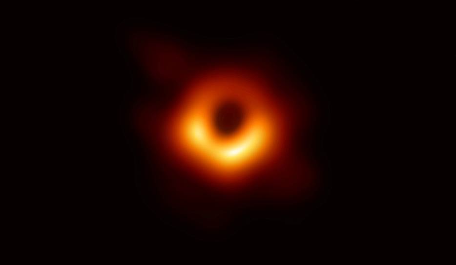 10 апреля. На пресс-конференции в США ученые представили первое &lt;a href=&quot;https://www.kommersant.ru/doc/3939391&quot;>изображение черной дыры&lt;/a>