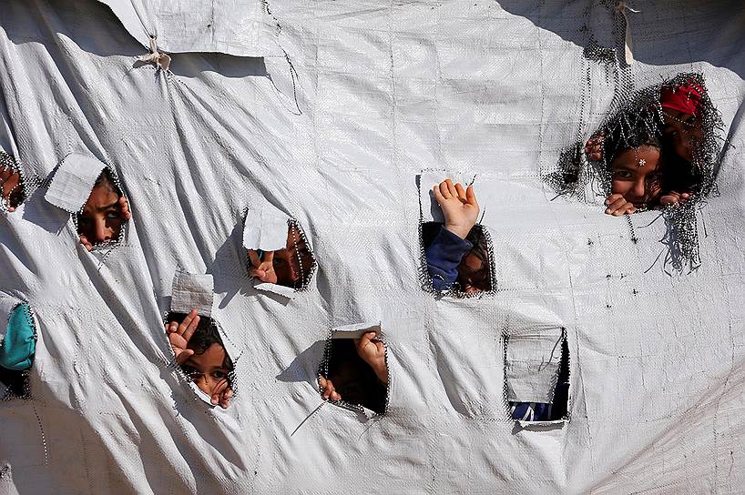 Эль-Хасака, Сирия. Дети в палатке лагеря беженцев 