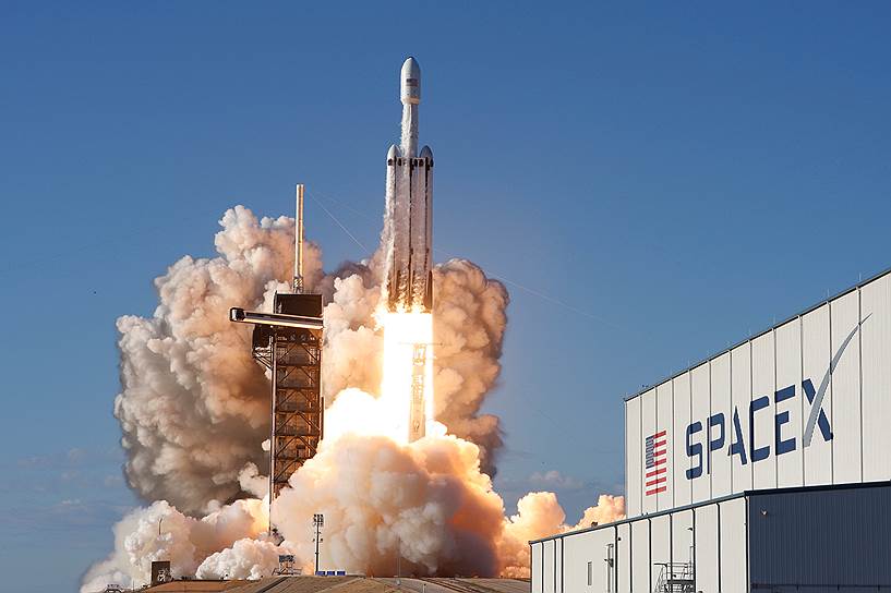 Флорида, США. Старт ракеты SpaceX Falcon Heavy, несущей спутник связи Arabsat 6A 