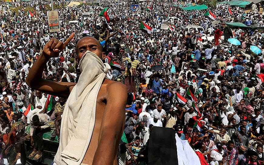 11 апреля. В Судане произошел &lt;a href=&quot;https://www.kommersant.ru/doc/3939998&quot;>военный переворот&lt;/a>. Президент Омар аль-Башир, управлявший страной с 1989 года, арестован

