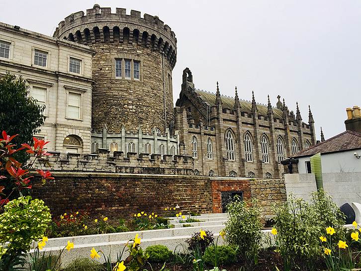 Несмотря на то что дублинский замок является главным правительственным комплексом зданий, он открыт для посещения. Туристы могут осмотреть все помещения, в том числе холл святого Патрика, где проходят инаугурации президентов Ирландии. А в хранилищах замка можно поесть в бистро