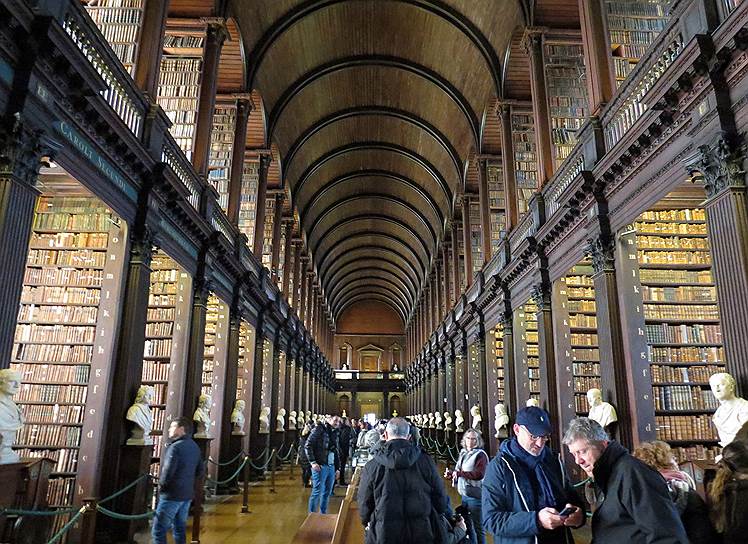 Библиотека Тринити-колледжа в списке лучших библиотек мира. Ее зал длиной 64 м украшает галерея бюстов знаменитых писателей, ученых и мыслителей. Самый ценный экземпляр библиотеки — Келлская книга, которой более 1200 лет