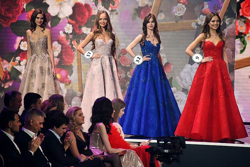 Победительница 2019 года Алина Санько из Азова (вторая справа) во время церемонии