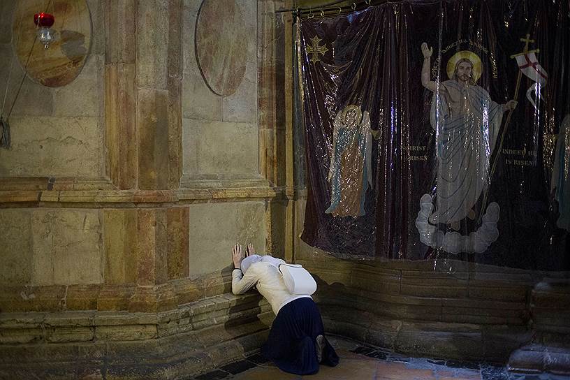 Иерусалим. Христиане-паломники молятся во время Страстной недели в Храме Гроба Господня