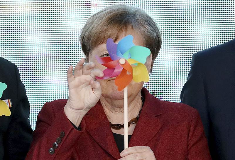 Засниц, Германия. Канцлер ФРГ Ангела Меркель на открытии ветроэлектростанции на побережье Балтийского моря