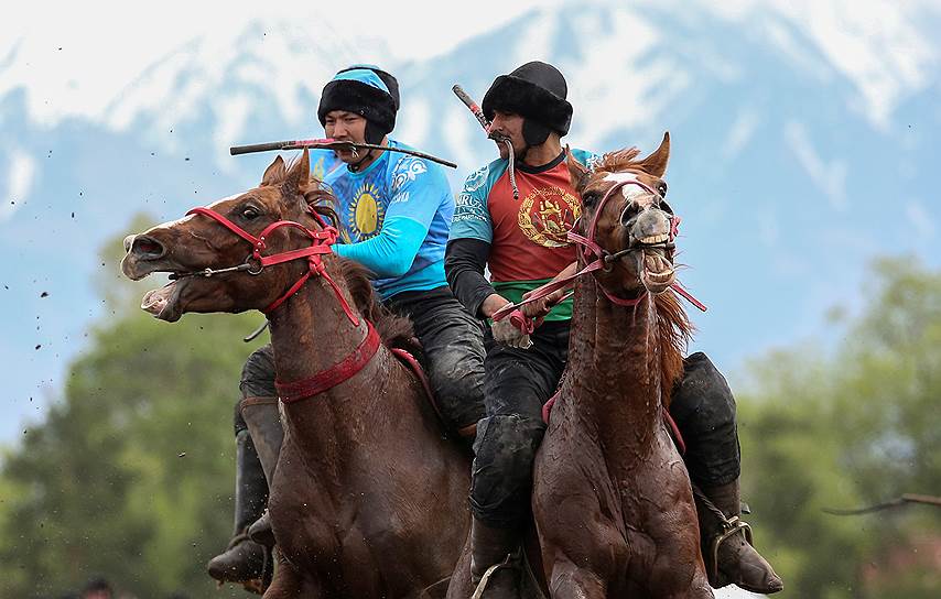 Алма-Ата, Казахстан. Всадники играют в традиционную игру кокпар