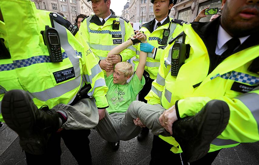 Лондон, Великобритания. Полицейские задерживают экологическую активистку во время акции протеста