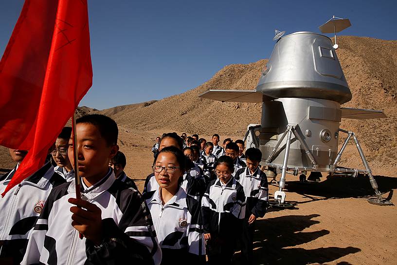 Цзиньчан, Китай. Школьники после урока на имитации космической марсианской базы