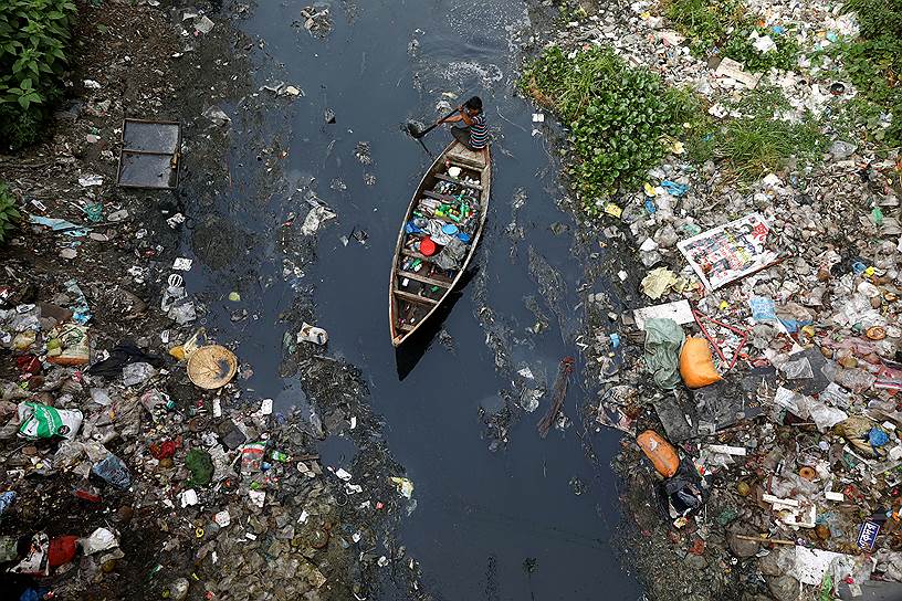 Дакка, Бангладеш. Сбор мусора в загрязненной реке