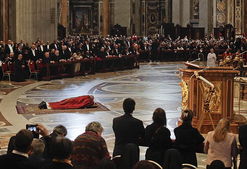 Ватикан. Папа римский Франциск молится лежа 