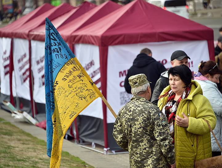 Участники шествия в поддержку Петра Порошенко