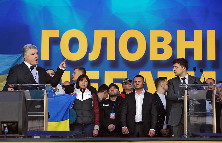 Петр Порошенко (слева) и Владимир Зеленский (справа) во время дебатов на стадионе «Олимпийский» 19 апреля
