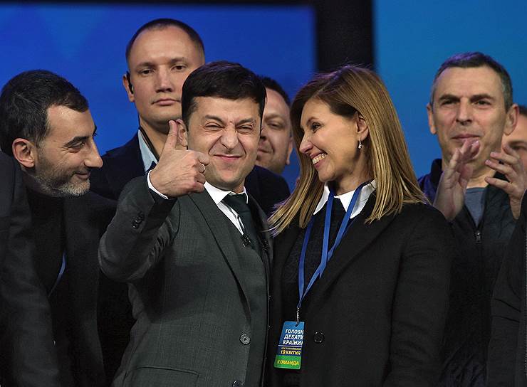 Владимир Зеленский (в центре слева) с женой Еленой во время дебатов на стадионе «Олимпийский»