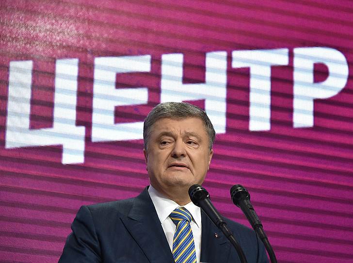 Выступая на пресс-конференции, действующий президент Украины Петр Порошенко, проигравший выборы, признал свое поражение еще до подсчета голосов. Господин Порошенко дал понять, что «у нового президента Украины будет очень сильная оппозиция»