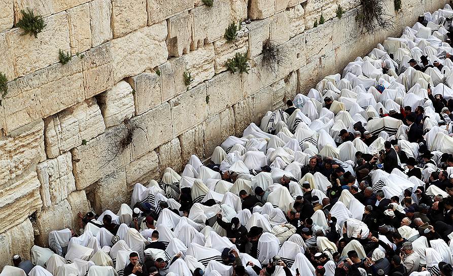 Иерусалим, Израиль. Верующие молятся во время еврейской Пасхи (Песах)