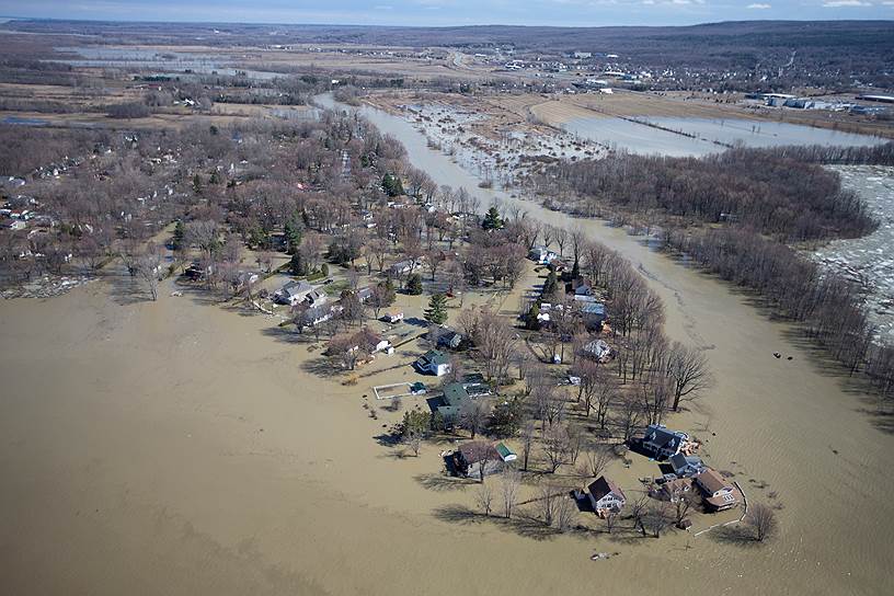 Квебек, Канада. Вид с вертолета на паводок, затопивший более тысячи домов