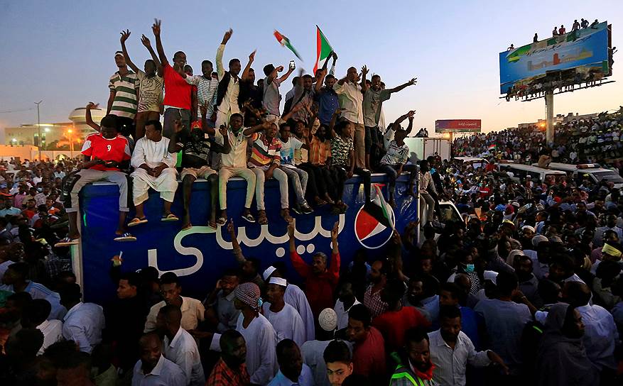 Хартум, Судан. Антиправительственная акция протеста перед зданием Министерства обороны
