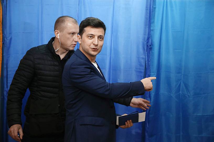 Победитель президентских выборов на Украине Владимир Зеленский (на переднем плане)
