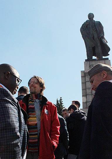 Памятник Ленину был установлен 79 лет назад на площади Ленина, но последний год стоит на Соборной площади