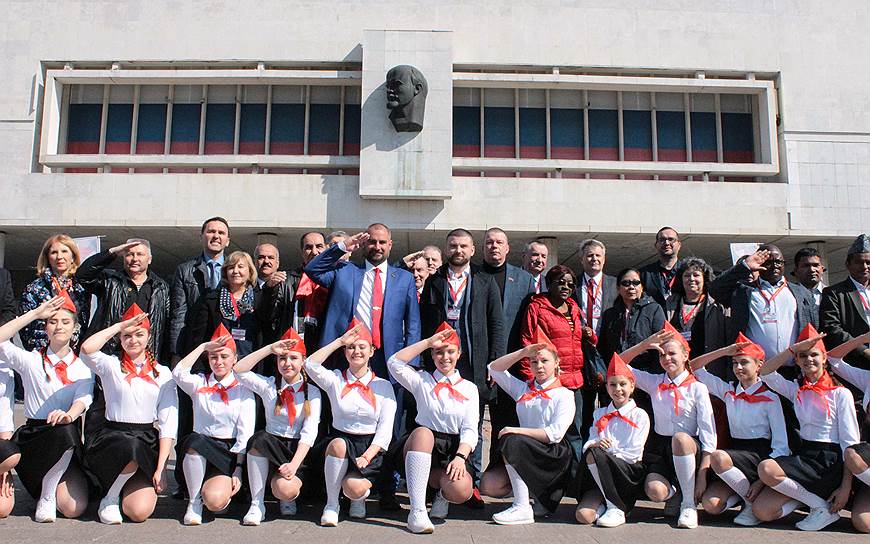До юбилея Ленина остался год, но верные ленинцы уже полным ходом ведут подготовку к нему