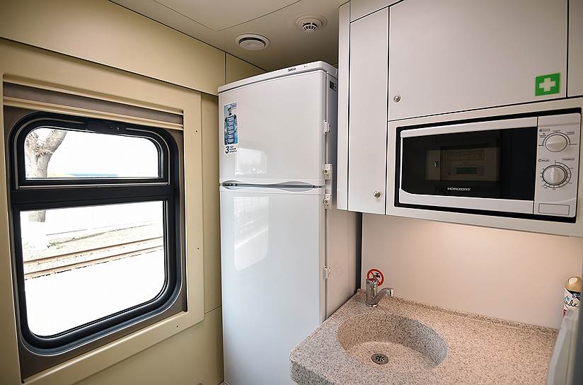 В новых вагонах можно будет воспользоваться холодильником, а также подогреть еду в микроволновке