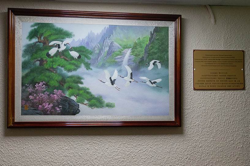 Картина «Сосна и журавль», которую прежний руководитель КНДР Ким Чен Ир подарил в ходе своего визита, в холле гостиницы «Гавань» во Владивостоке