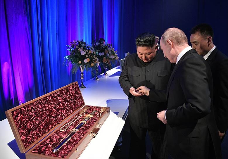 Ким Чен Ын подарил президенту РФ Владимиру Путину корейский меч, сказав, что подарок «олицетворяет силу, олицетворяет душу — мою и нашего народа, который поддерживает вас»