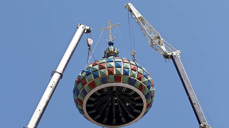 Ставрополь, Россия. Установка купола на колокольню Казанского собора 