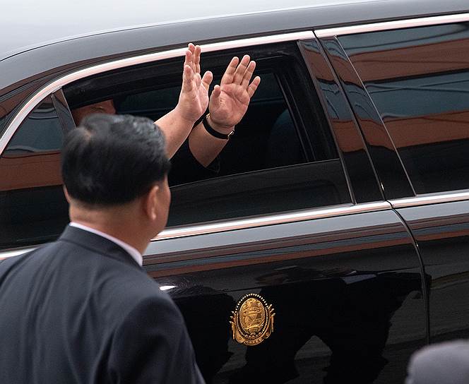 Владивосток. Руководитель КНДР Ким Чен Ын в своем лимузине после переговоров с президентом России Владимиром Путиным