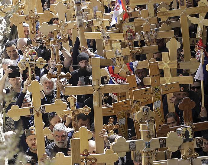 Иерусалим, Израиль. Православные паломники несут кресты на Голгофу в Страстную пятницу