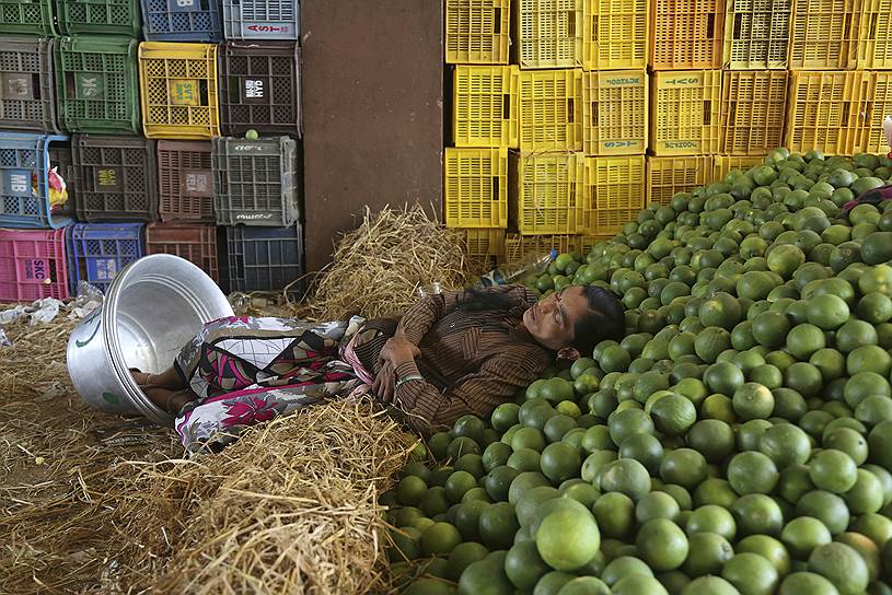 Хайдарабад, Индия. Продавщица на фруктовом рынке отдыхает от охватившей город жары