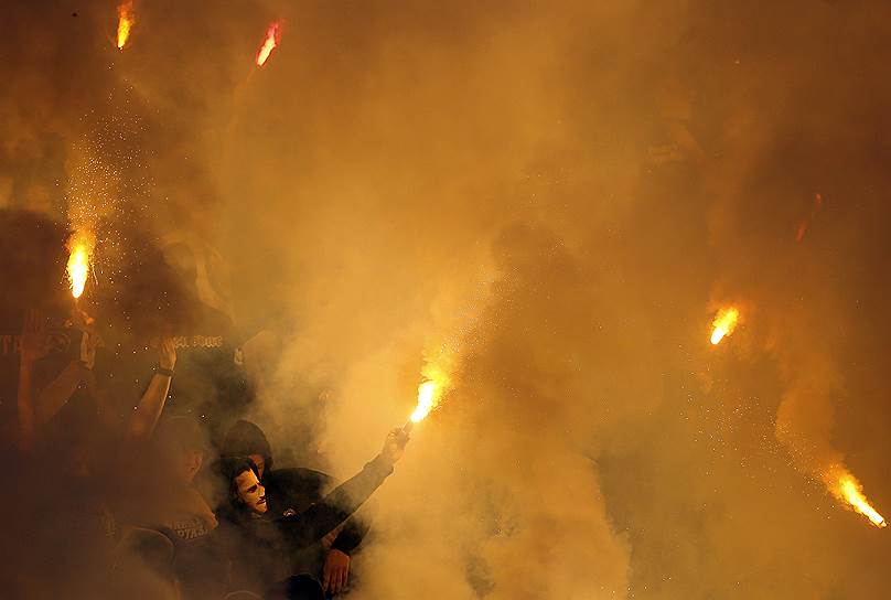 Белград, Сербия. Фанаты футбольного клуба «Партизан» зажигают файеры во время матча с «Црвеной Звездой»