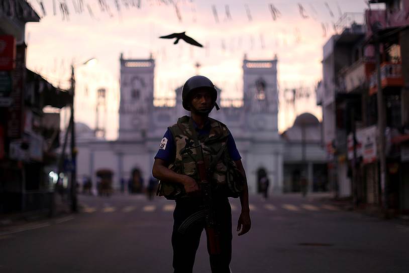 Коломбо, Шри-Ланка. Сотрудник правоохранительных органов около церкви Святого Антония
