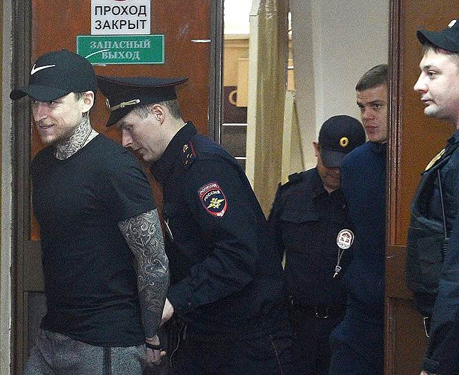 9 апреля, Москва. Футболисты Павел Мамаев (слева) и Александр Кокорин перед началом заседания Пресненского районного суда