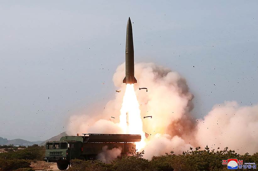 4 мая. Северная Корея провела испытательные пуски ракет малой дальности. Две ракеты были запущены из порта Вонсан на юго-востоке страны. Дальность полета снарядов составляла от 70 до 200 км в сторону Японского моря