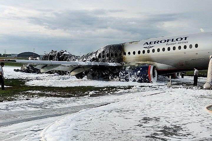 5 мая. Пассажирский самолет SSJ 100 компании «Аэрофлот» загорелся при аварийной посадке в московском аэропорту Шереметьево. По данным Следственного комитета, в результате ЧП погиб 41 человек