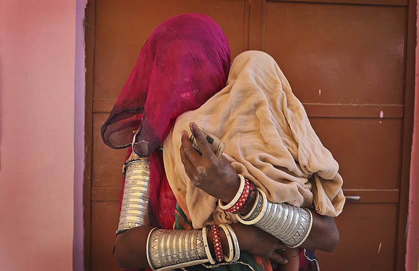Неемрана, Индия. Женщина с ребенком на избирательном участке