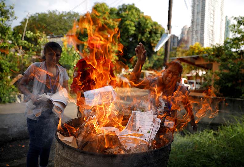 Панама, Панама. Члены избирательного штаба сжигают неиспользованные бюллетени