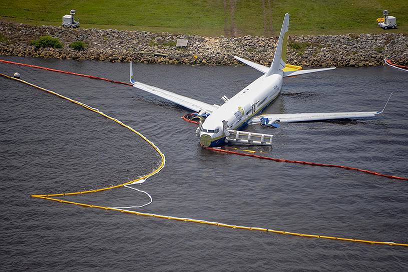 Джексонвилл, США. Боинг-737 во время посадки выкатился со взлетно-посадочной полосы в реку